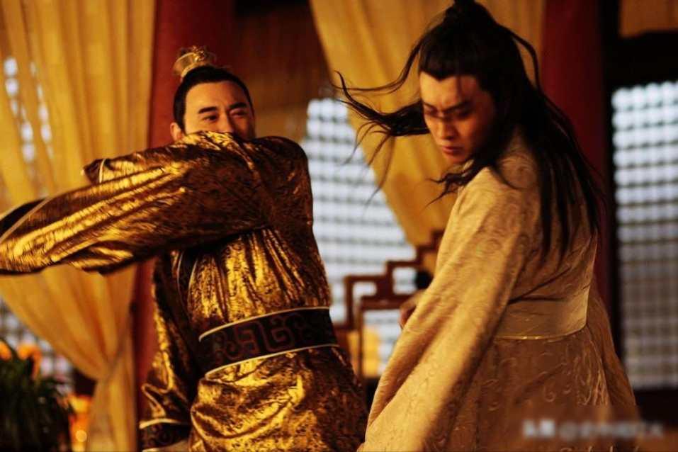 684年，武则天派人让儿子李贤自尽，李贤悲愤欲绝说：“我已废为庶民，母亲终究还是