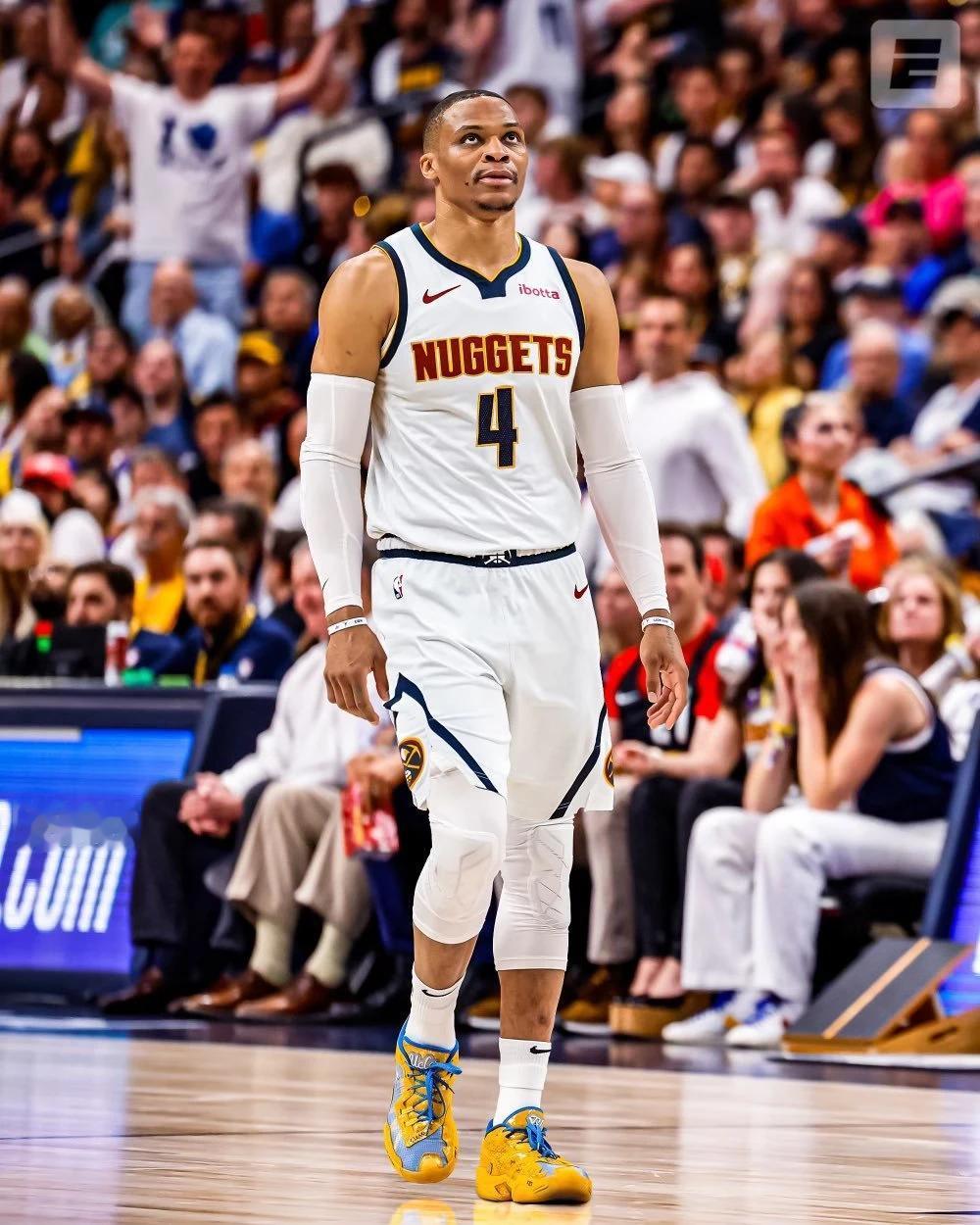 Woj：快船交易威少到爵士！

快船将威少、第二轮选秀权交换和现金送到犹他爵士，