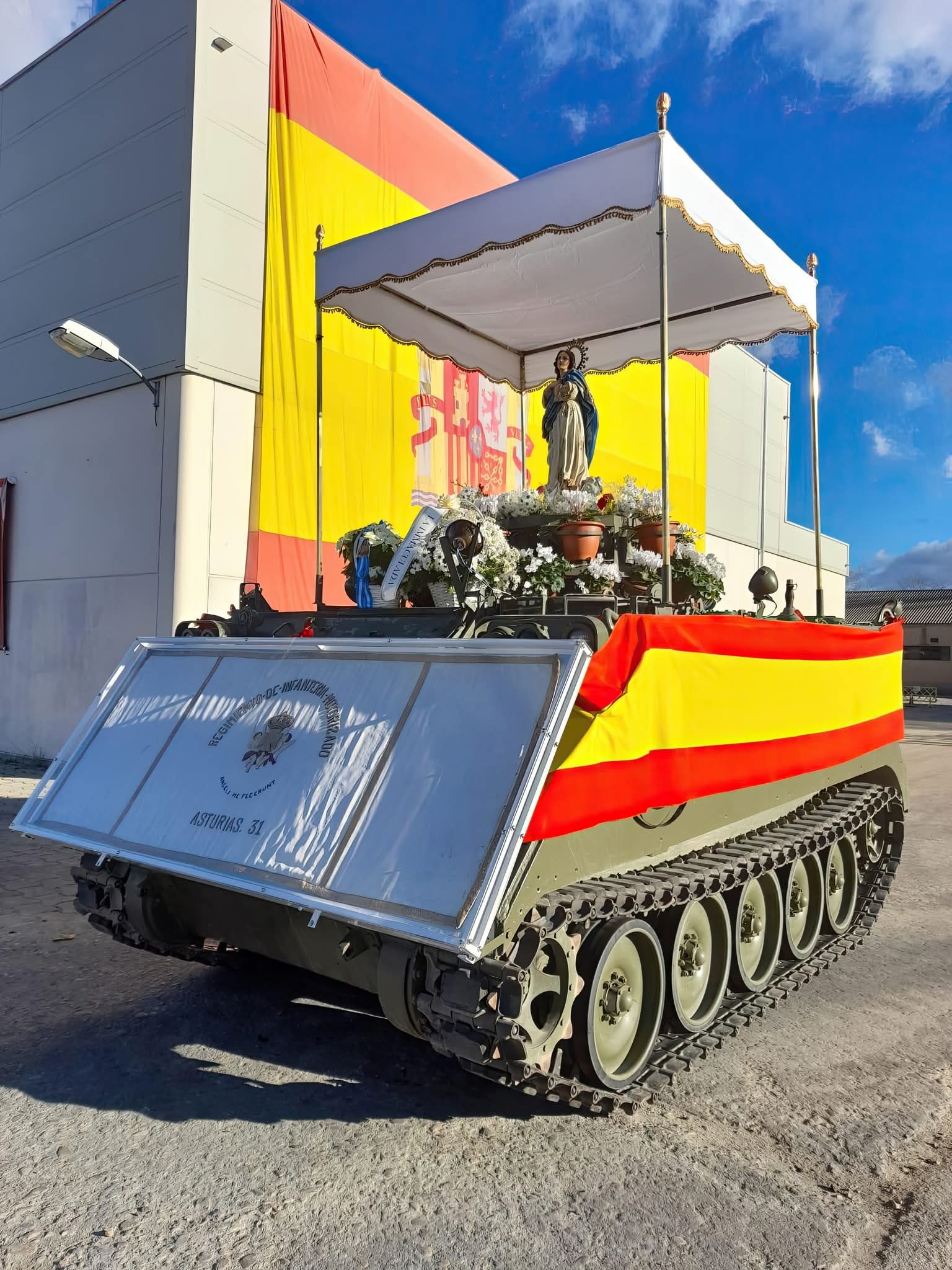 一辆西班牙M113装甲车被改装成天主教圣像运输车，不过这并非什么新鲜事，类似的传