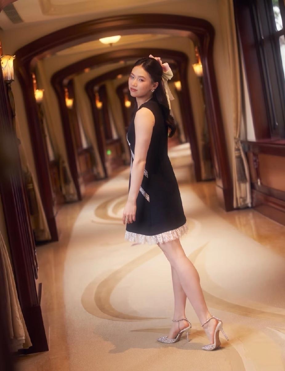 跳水少女的迪士尼浪漫时刻
 
赛场之上是沉着冷静、水花完美的跳水小将，卸下训练服