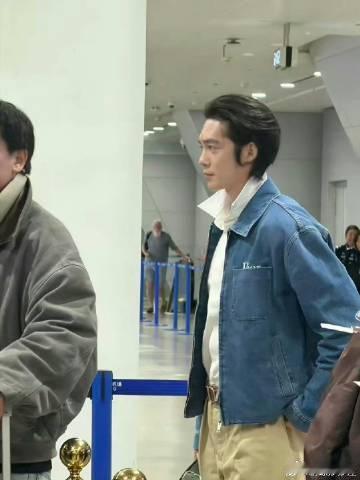 于适素颜时装周出发图 于适素颜亮相巴黎时装周出发图，这状态稳得让人安心！没有妆容