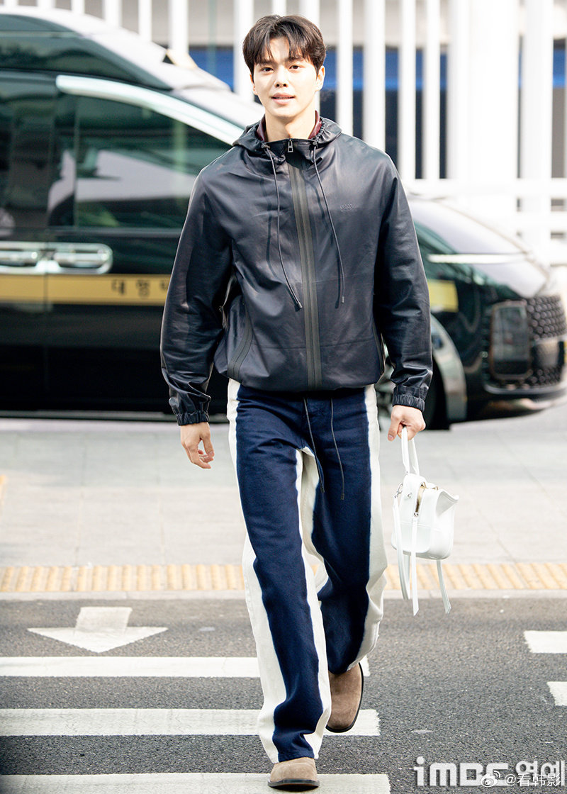 宋江出发巴黎时装周，怼脸拍看起来脸有点发福！不过状态看起来很好宋江胖了宋江发福