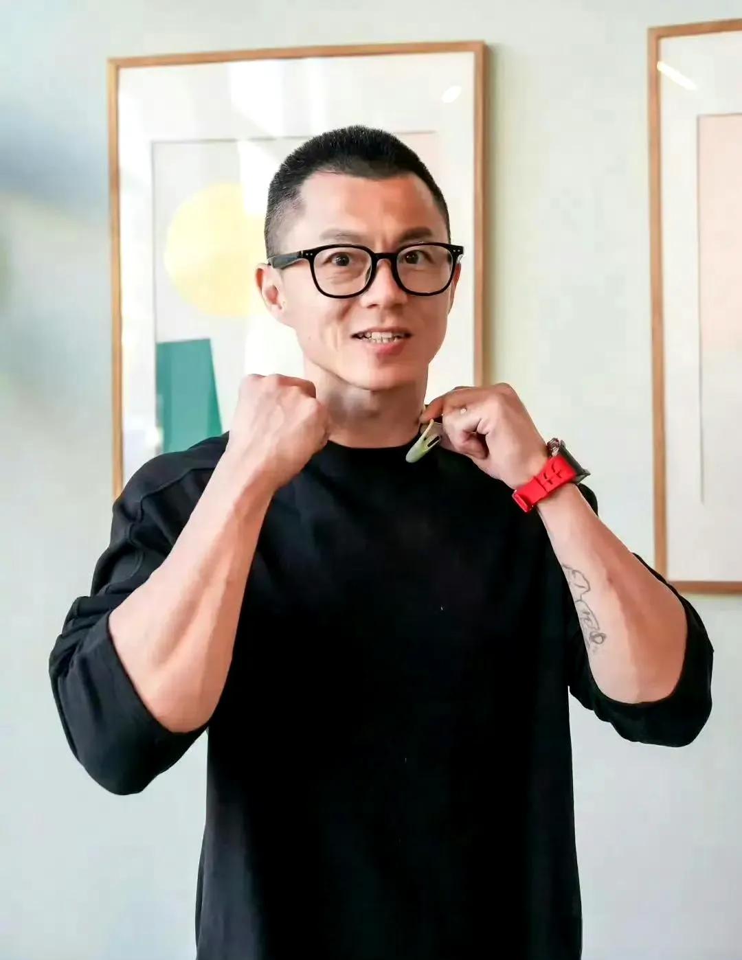 很多明星因为偷税漏税，阴阳合同都被封杀或者半封杀了，陈震这次被禁言，就是因为偷税