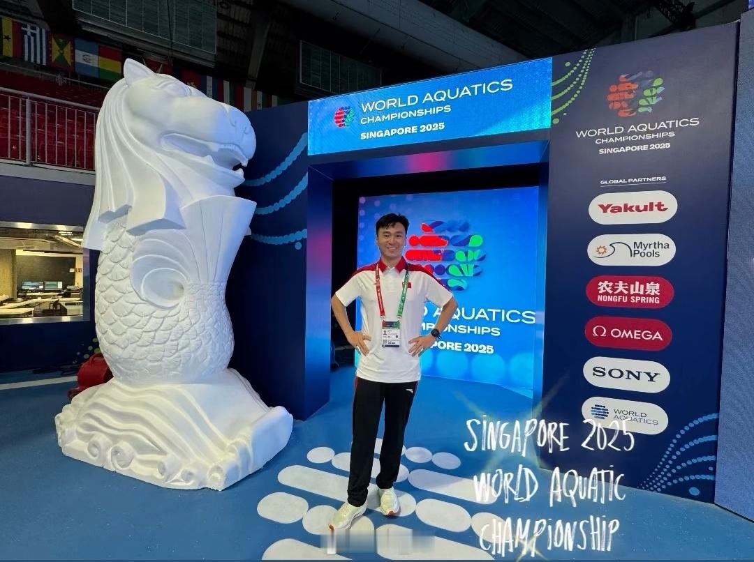 2025世界泳联锦标赛 选手入场口，放了一尊新加坡🇸🇬地标石狮子雕像cr​​