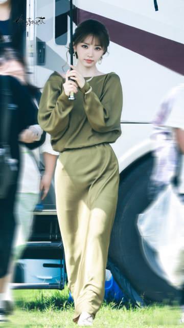 田曦薇橄榄绿露背长裙田曦薇林青完全妈咪来的 不再是灵动甜妹 田曦薇解锁成熟风礼服