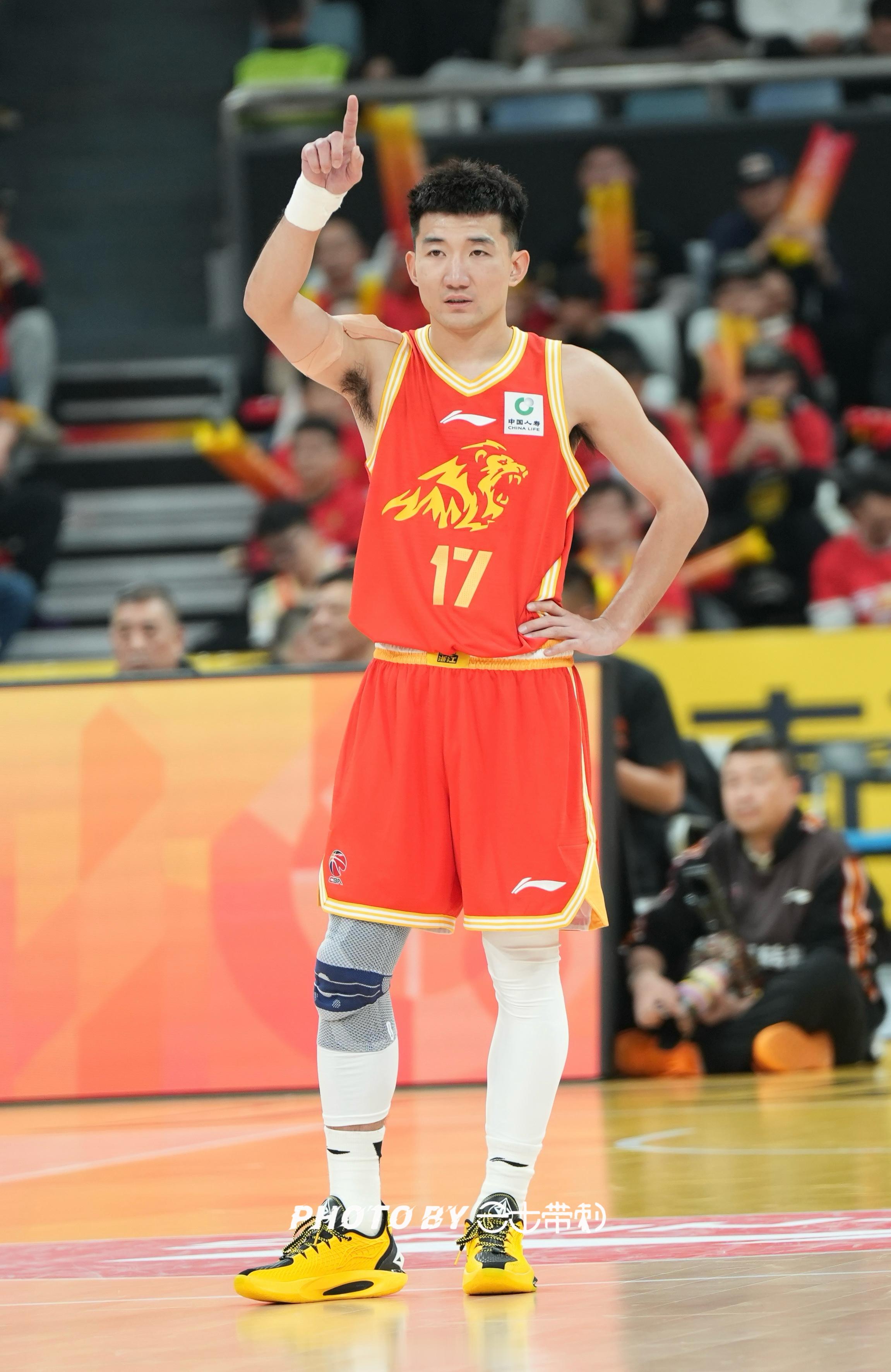 CBA新赛季揭幕战 我也是第一次现场看揭幕战，看发戒指，看升冠军旗！ 杭州·黄龙