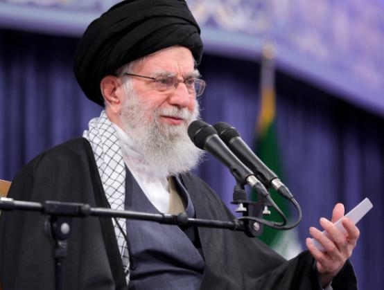 果不出所料：哈梅死前留了一手，伊朗报复已到，中国通知撤人
特朗普这次真的踢到铁板