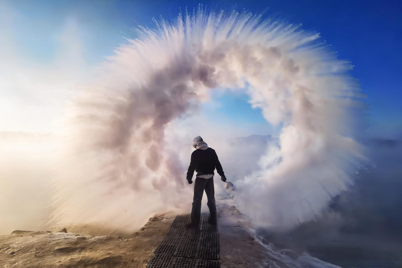 《静凇动舞：松花江畔的冰火诗篇》

数九寒天，松花江静卧于吉林的臂弯中。雾凇凝琼