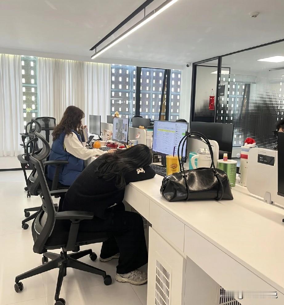 公司在采购部已经有一名正经理的前提下，空降了一名副经理，要知道采购部一共就4个人