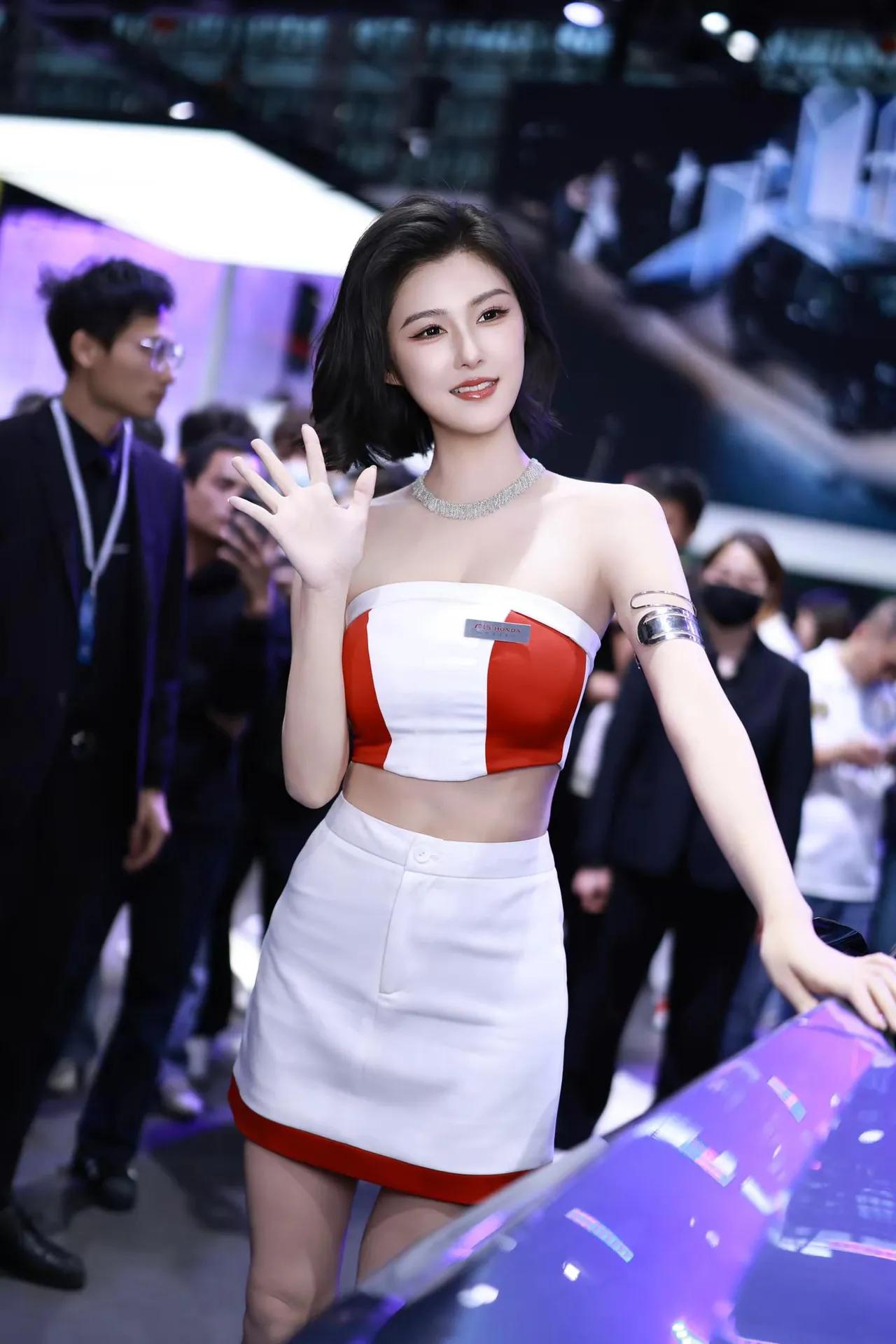 科技感十足的车展现场，时尚达人惊艳亮相！🚗✨程儿[点亮平安灯]