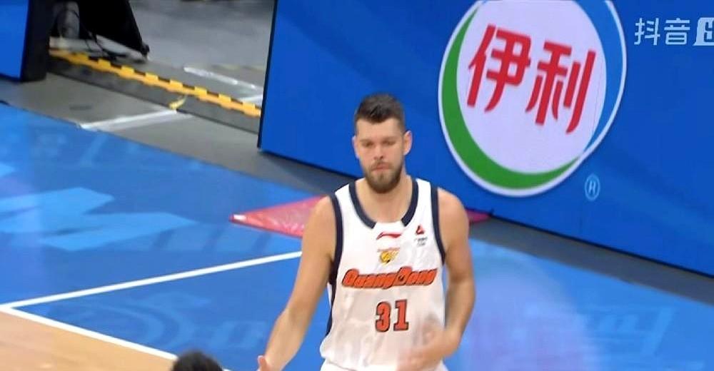 拉科塞维奇常规赛末段加盟就交出32分16篮板的首秀答卷，谁能想到季后赛舞台上他只