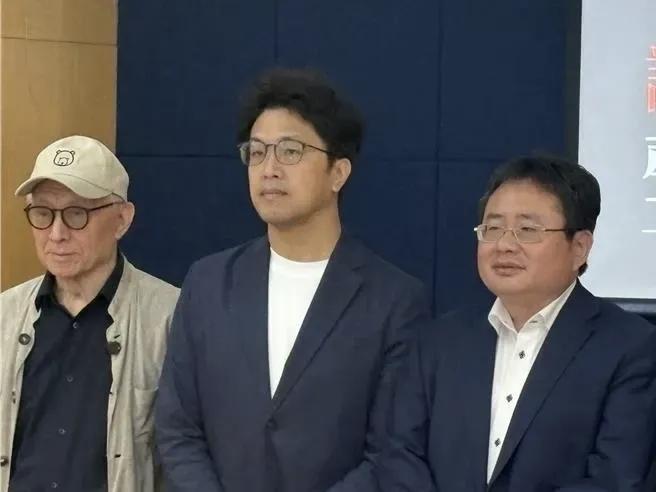 这是台独顽固台独分子曹兴诚、沈伯洋“声援日裔、zz矢板明夫挨揍记者会，它们真是臭