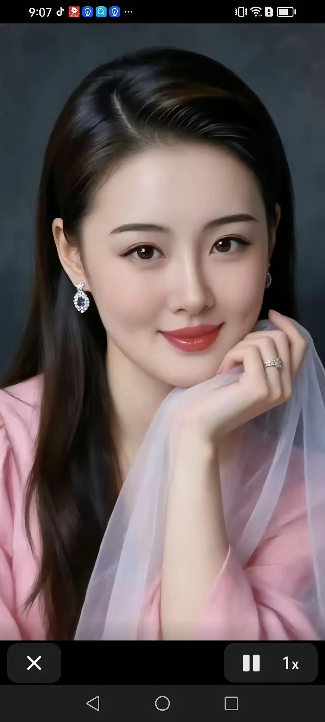 温柔甜美的粉色少女，微笑如春风般温暖。🌸🌺🍀