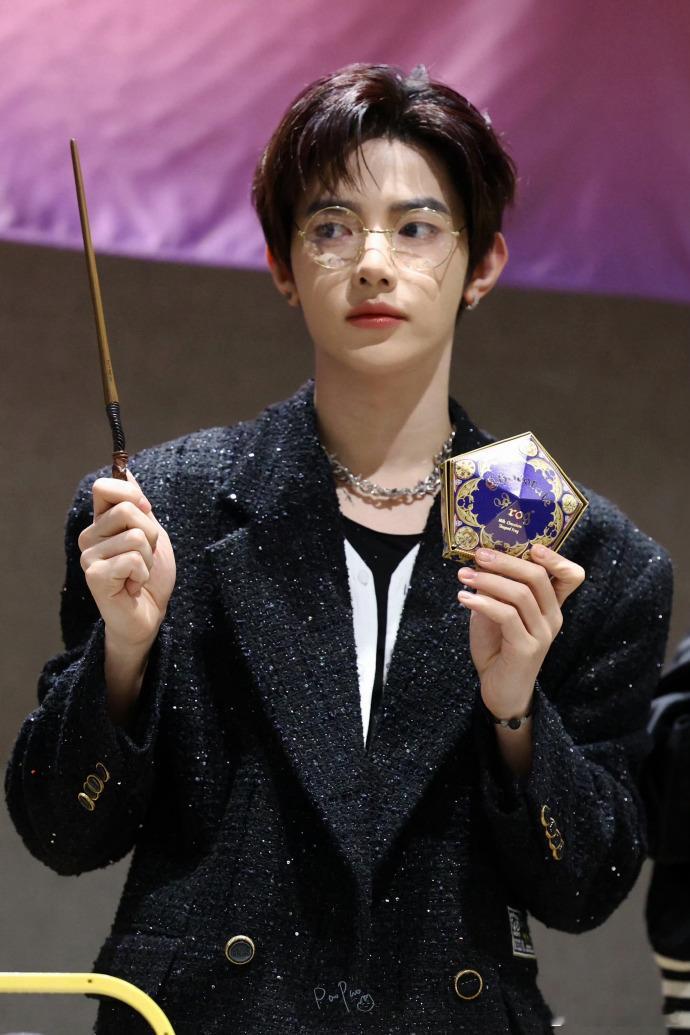 章昊签售饭拍生图  章昊签售饭拍生图状态真的是超在线的呀！这张脸真的是怎么拍都是