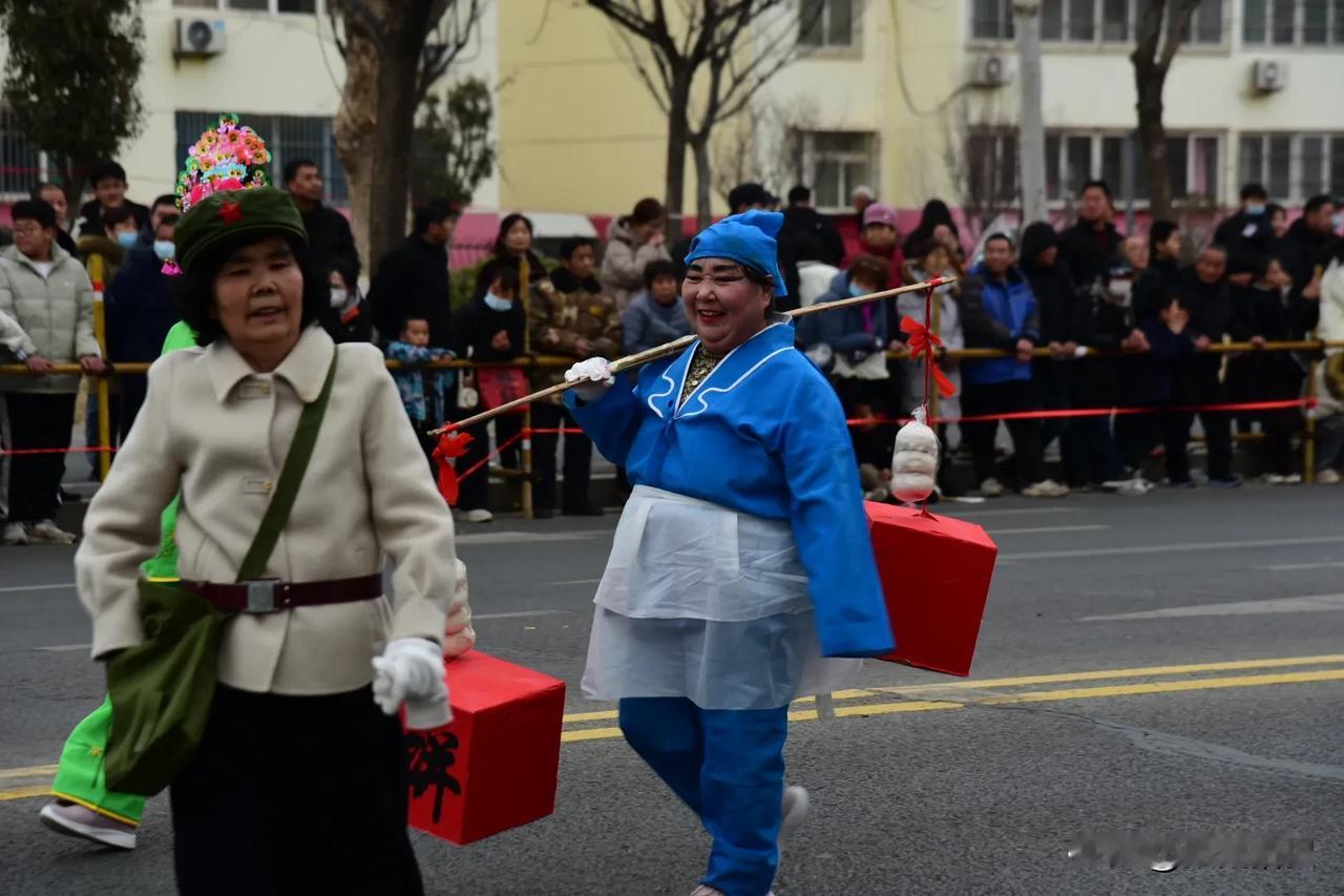 2025周村区民俗展演正月十四开场，大街小巷人头攒动，好不热闹，并且在扮玩现场周