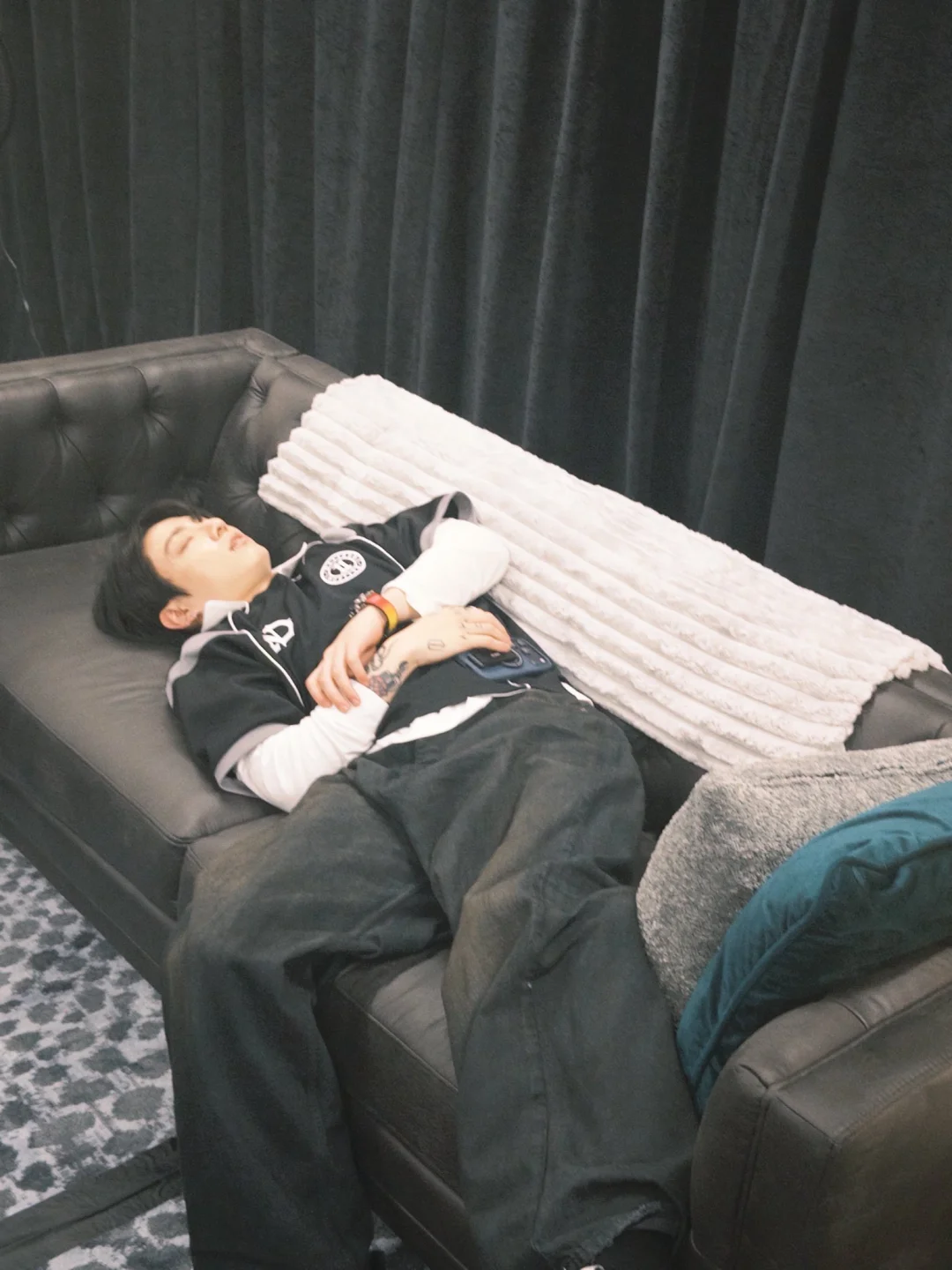 在演唱会后台睡着的柾国💤