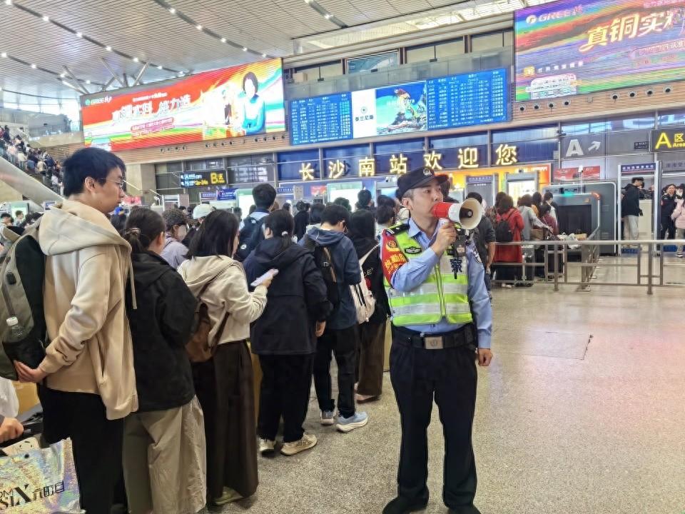 人潮拥挤忙中出错！五四青年节长沙南站客流爆满，游客乘车大意丢失手机，列车入库检修