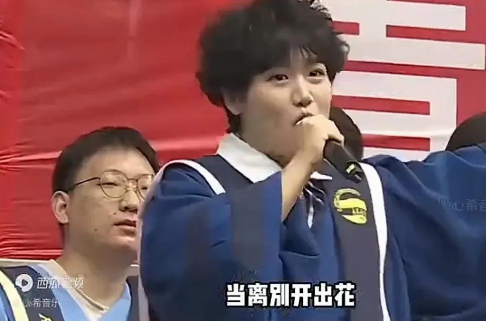 每年的毕业季，各大高校都要举行毕业典礼。
能在毕业典礼代表毕业生唱歌或者演讲的都