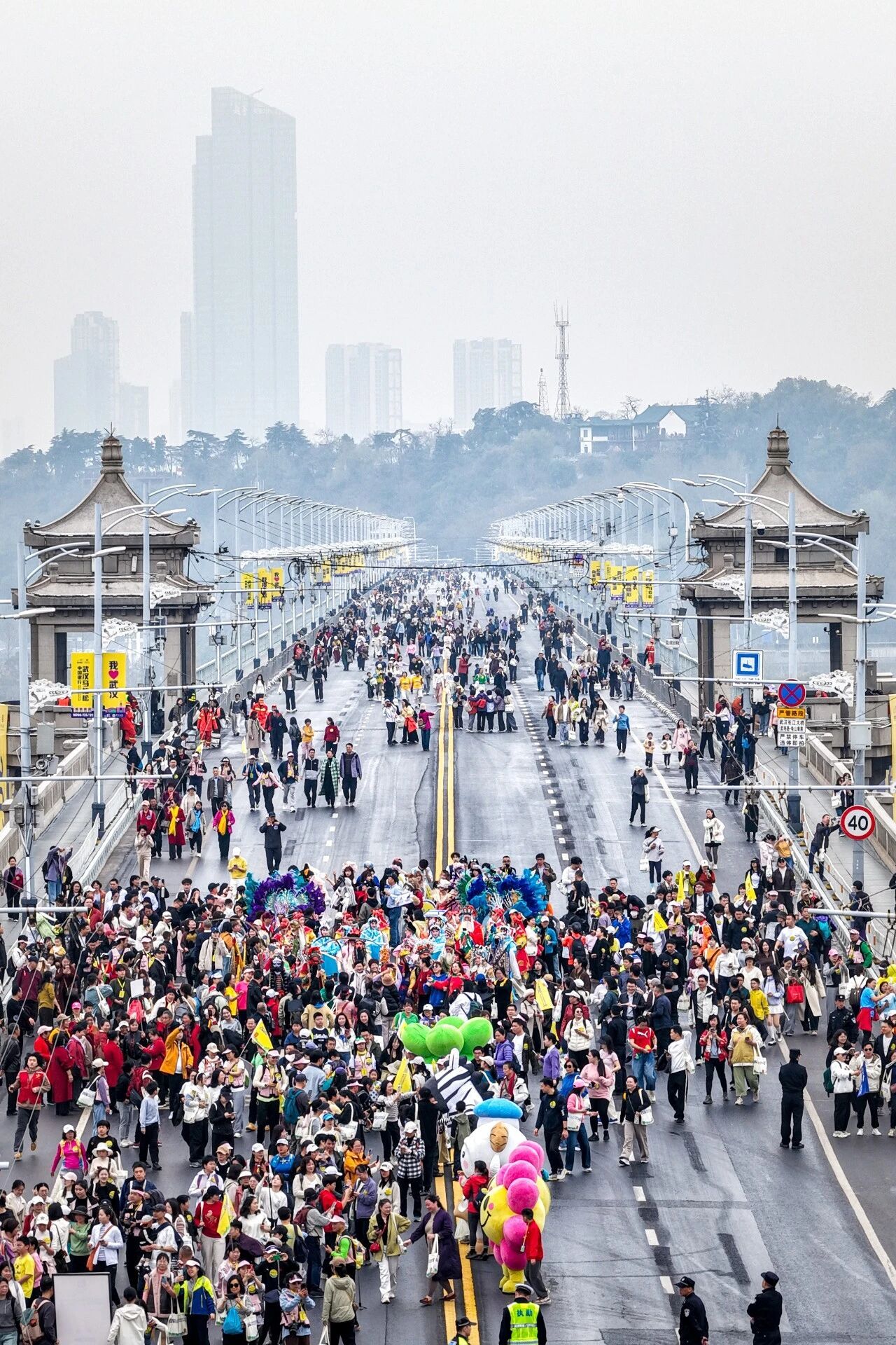 在武汉体验了一把当明星的感觉武汉马拉松 汉马刚结束武汉又又又诞生名场面！在汉马队