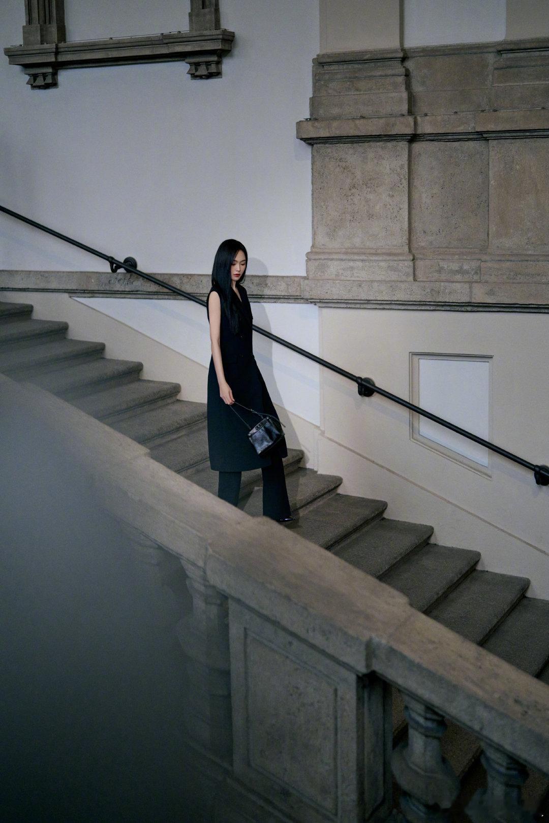 FENDI大秀明星阵容 米兰相聚共赴时尚之约，唐嫣淡然优雅诠释经典底蕴，宋雨琦鲜