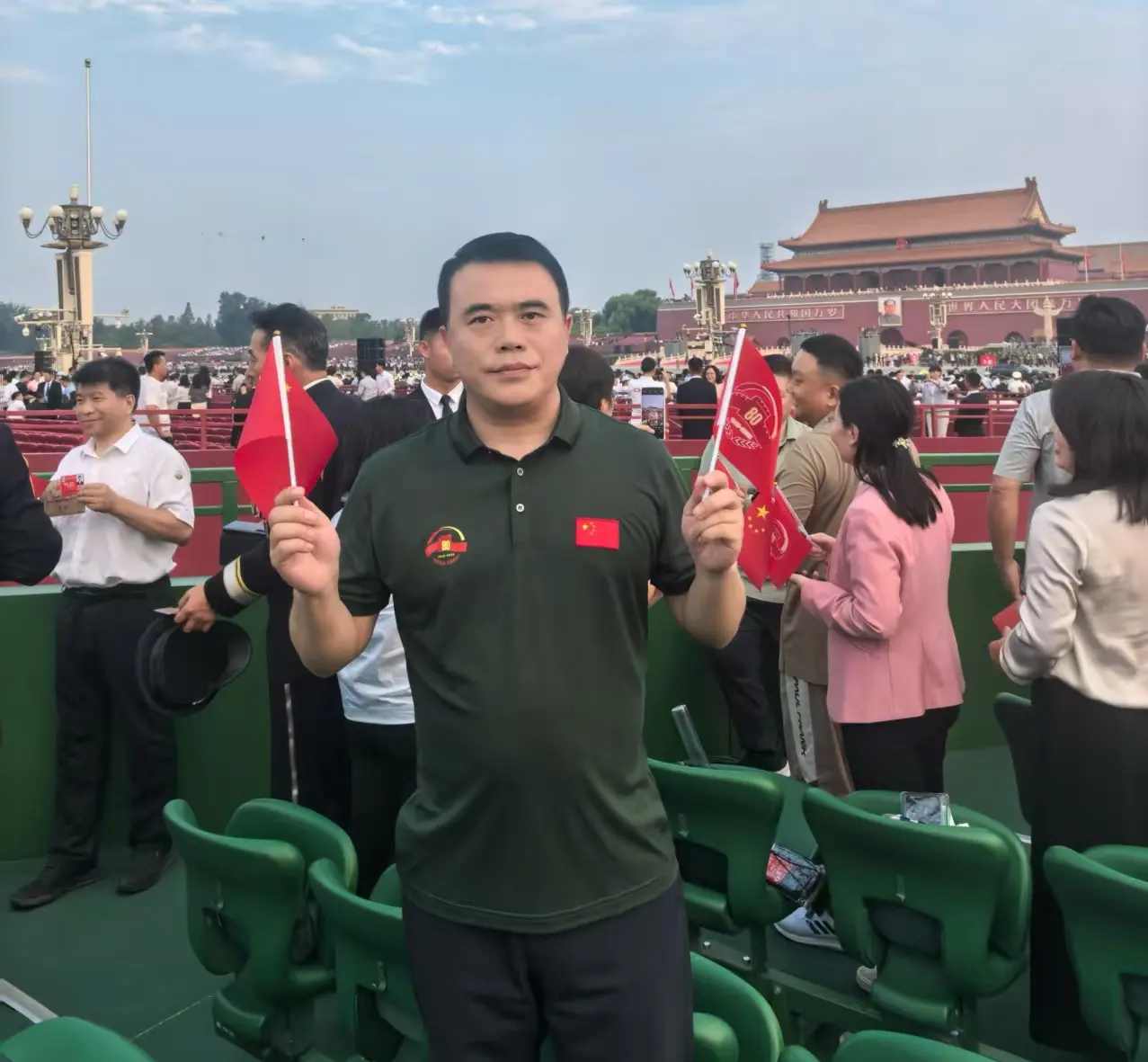 秸秆控股集团董事长彭飞九三阅兵受邀现场观礼，人民为之欢呼，祖国为之自豪...