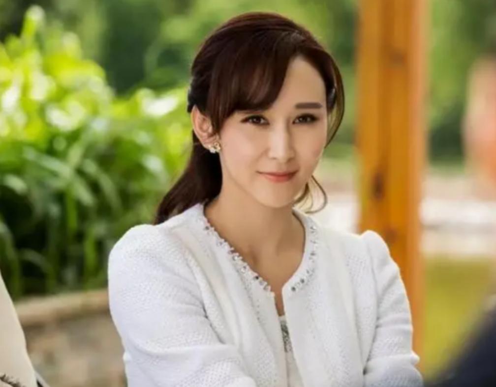 2005年，在马来西亚富豪朱兆祥的家中，她的母亲指着电视屏幕上的胡静说：“这个女