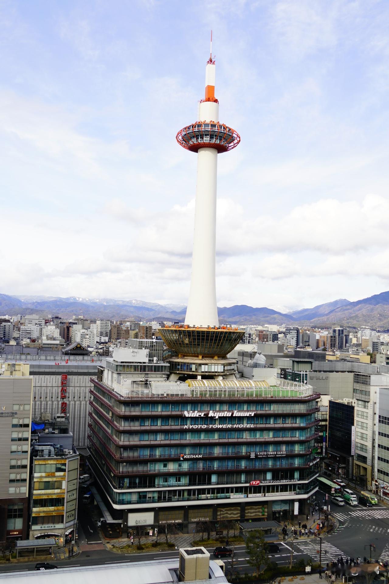 京都，一座历史文化之城。
现在的东京在法律意义上不是日本的首都，只是天皇的居住地