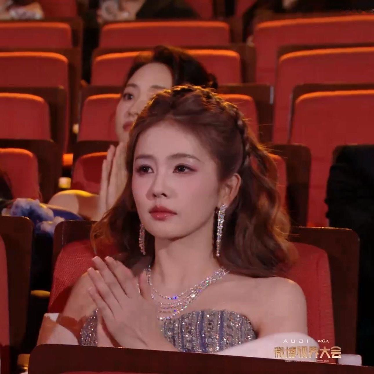 镜头一扫过去截图直出女神你有点美得不讲道理了[柯基][柯基]白鹿 ​​​