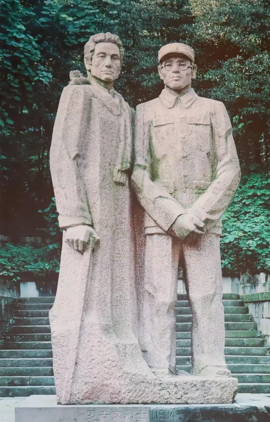 1946年8月18日，歌乐山松林坡。两个被铁链锁了6年的人被特务拖出来，按在地上