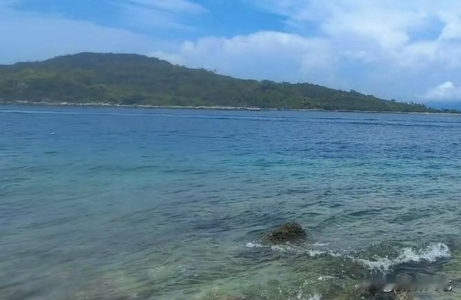 真心话茶局海蓝叠着浅碧，浪尖吻过礁岩轻晃。风裹着云絮掠过岸线，连空气都浸了咸湿的