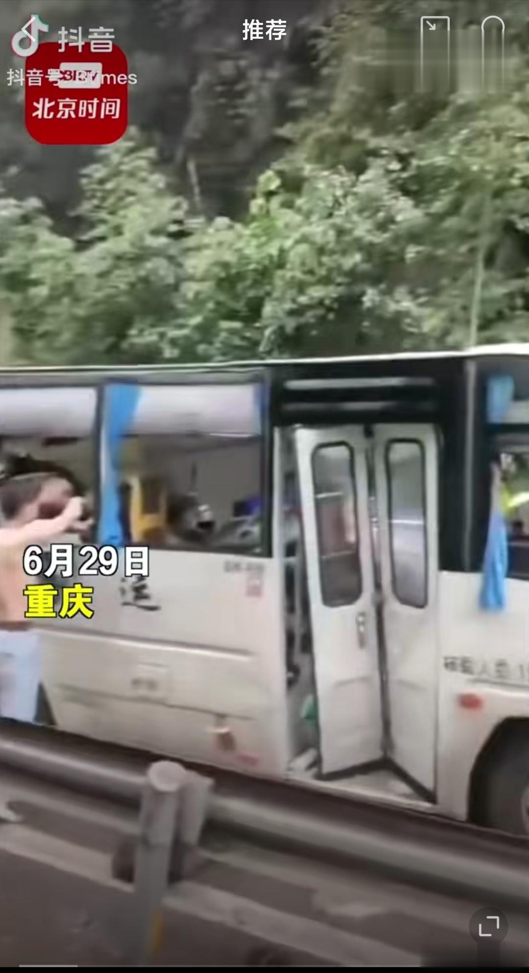 #重庆客车被落石砸中致6死9伤# 太惨了，这是可怕的天灾啊！愿逝者安息，生者坚强