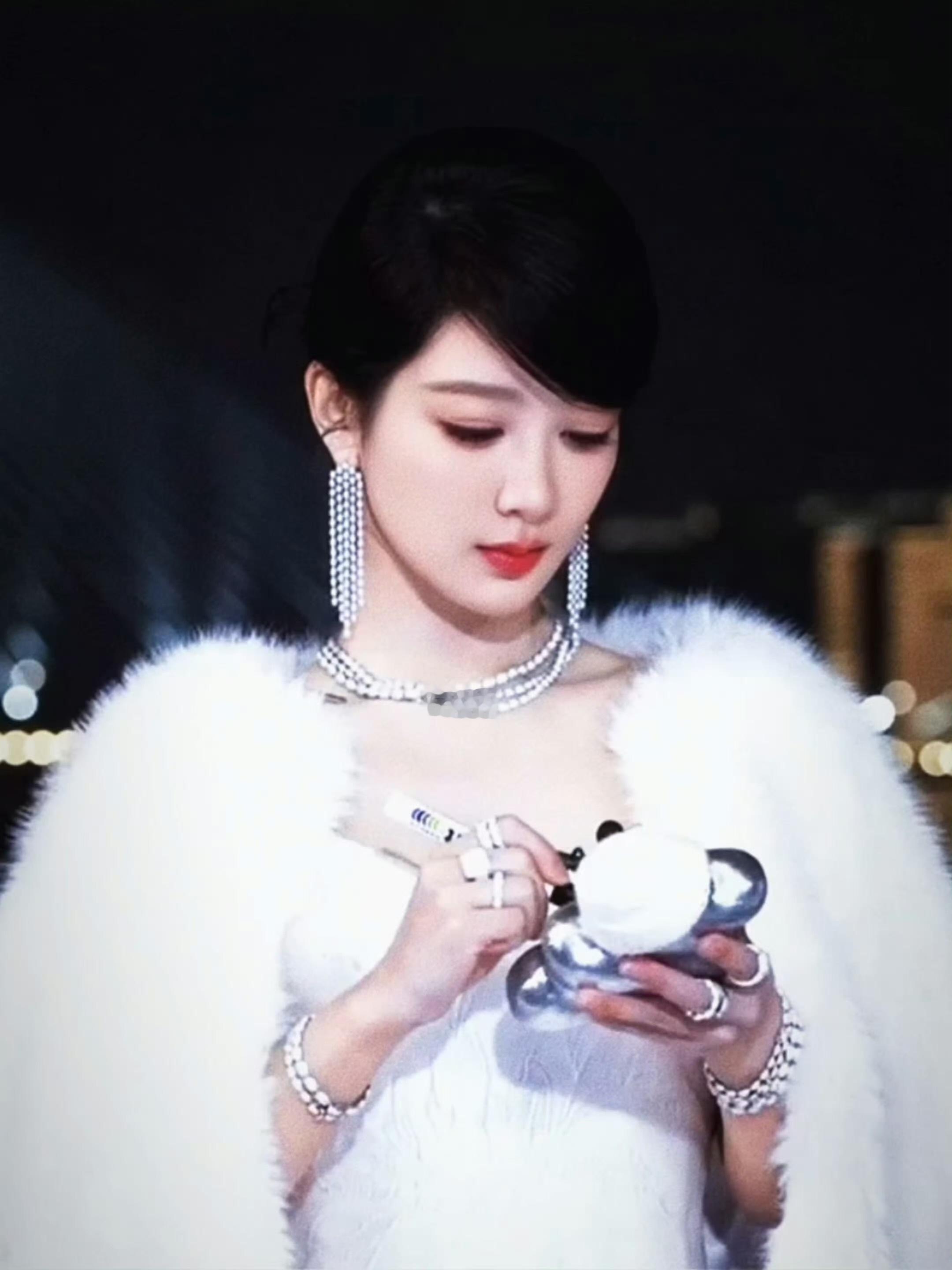 杨紫说自己穿的是假貂一场直播下来，全是point捡捡可爱表情包杨紫讲关于玉兰花开