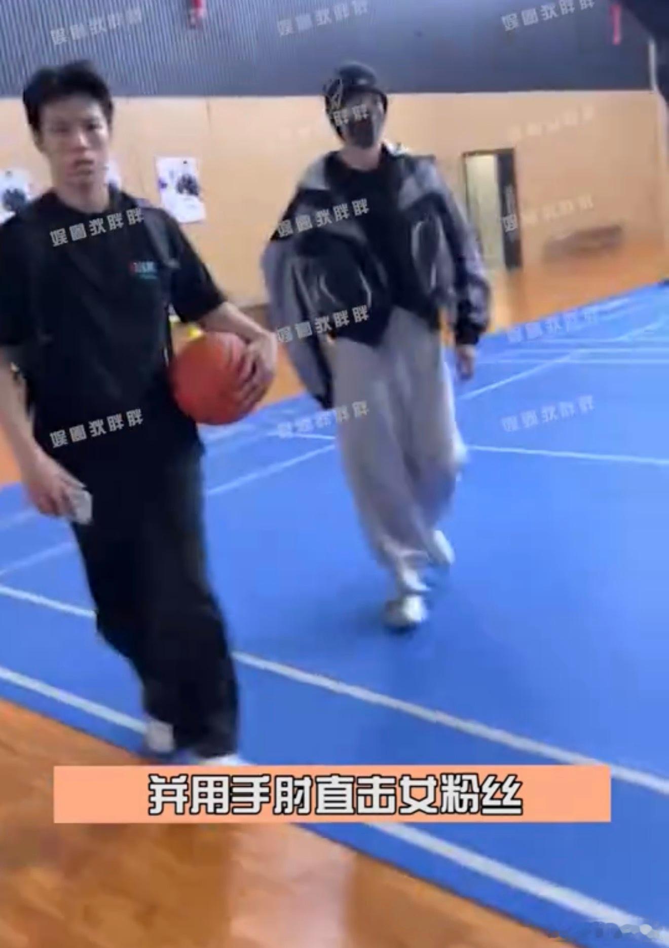 曝王鹤棣保镖当众殴打女粉狗仔曝王鹤棣保镖当众殴打女粉…不过好像说这个不是粉丝是私