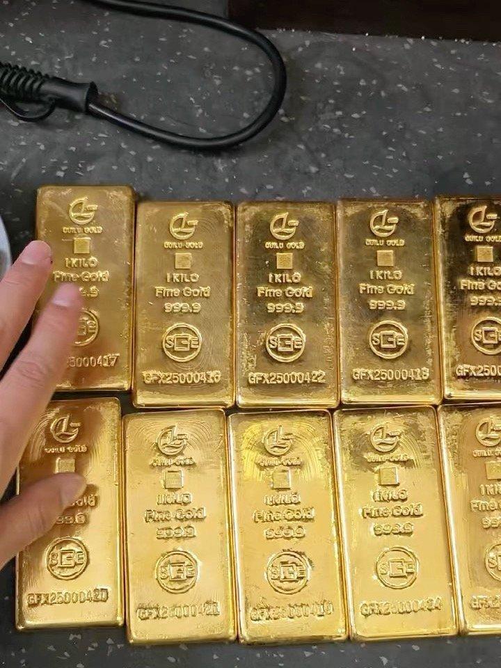 金价暴跌前夜的集中清仓，本质上是普通投资者在极端市场变量下对“财务底线”的一次刚