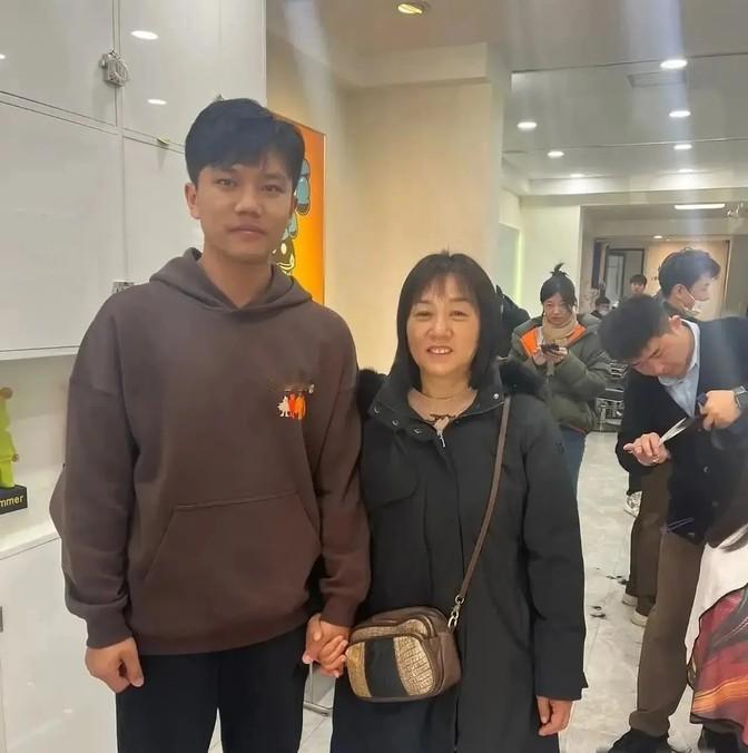 解克锋在跟涂磊的连线中说他找孩子花了100多万！其中的心酸只
第一，解克锋在连线