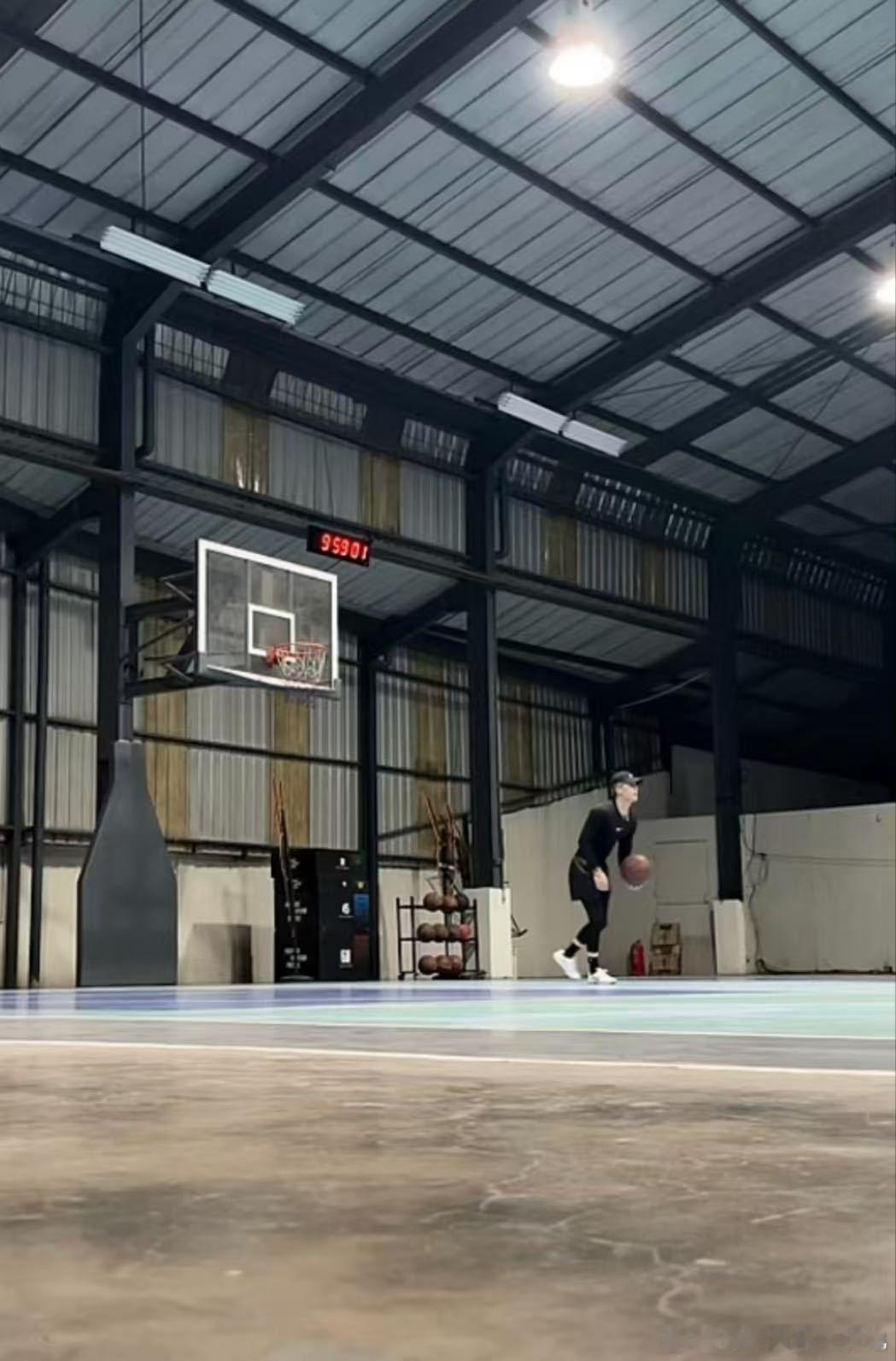 王嘉尔直播打篮球 最近在印尼宣传新歌《High Alone》高强度工作日程反而解