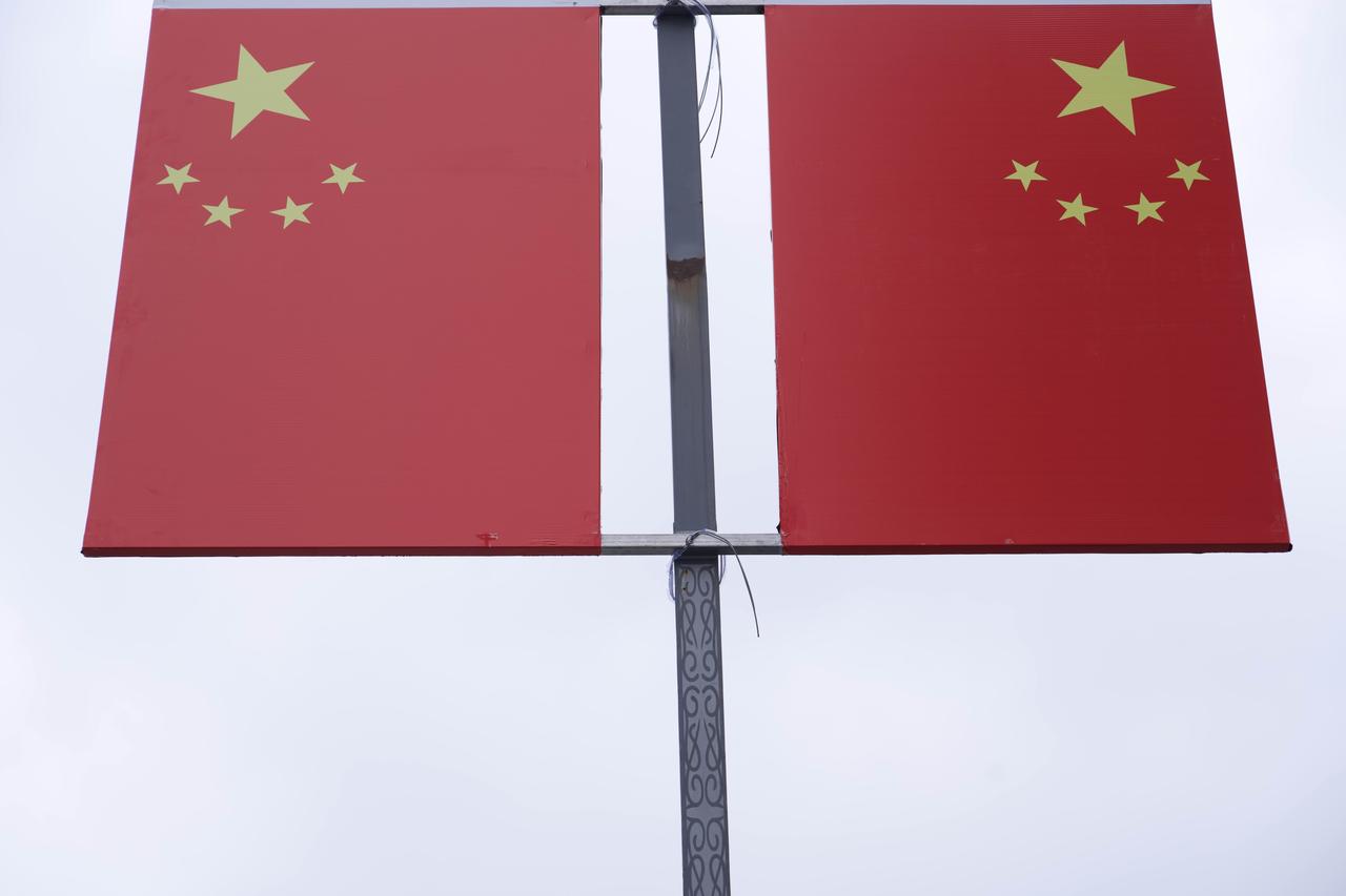 十月一清晨纳溪红旗飘满整条街
 10月1日，头天夜里下了场雨，雨后的清晨，空气清