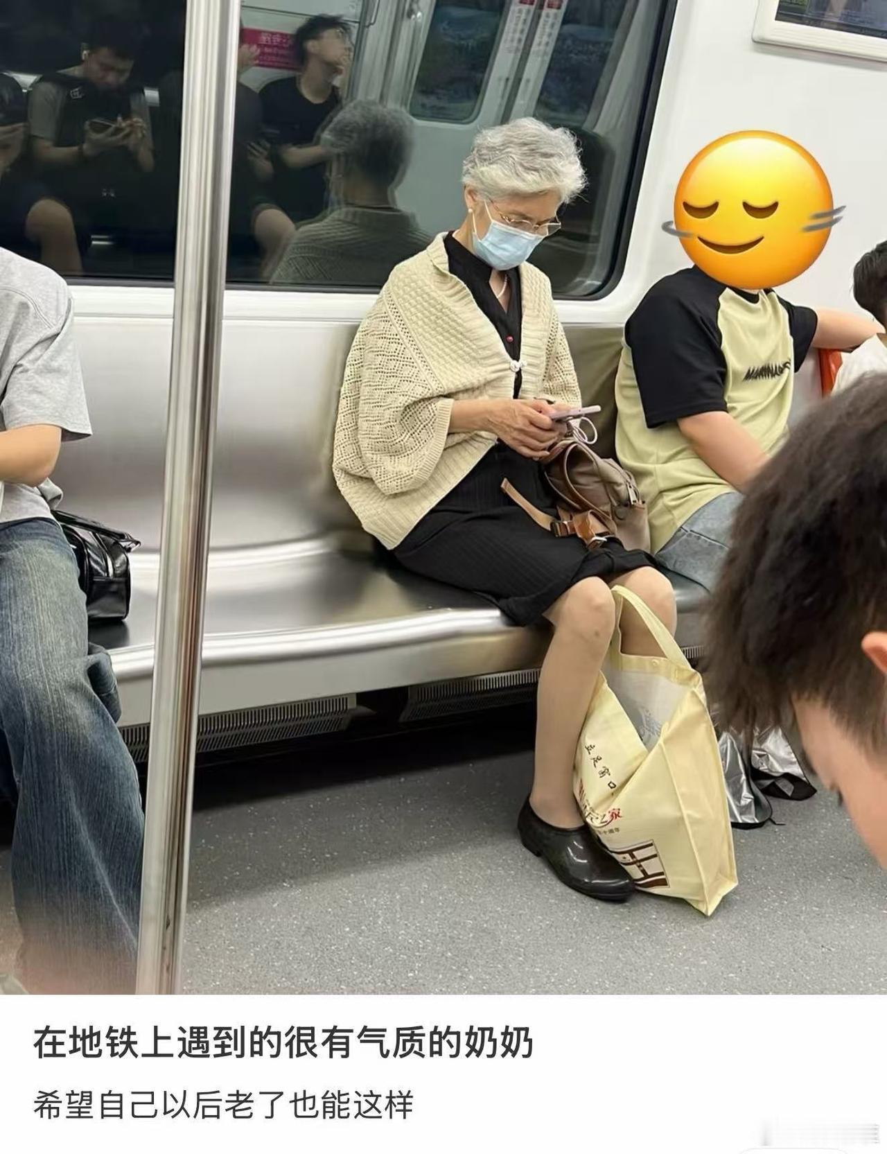 慢慢才懂，真正让人好看、让人舒服的，从来不是精致五官，而是松弛自然的神态。
 