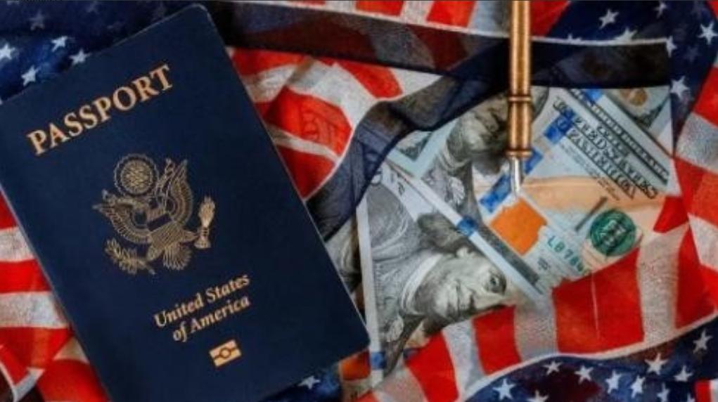 手握美国绿卡，却坚决不入籍，82 万在美中国人早有答案。

不是不愿做美国人，而