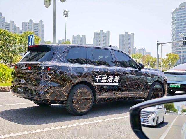 大v聊车 【吉利银河星舰9路试谍照曝光！将于下周首发亮相】近日，网上曝光了一组吉