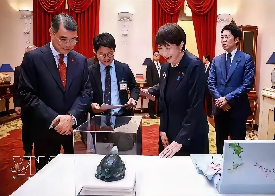 图片上，高市早苗一脸笑容地看着越南送给她的绿头龟，看来越南与日本的友谊源远流长。