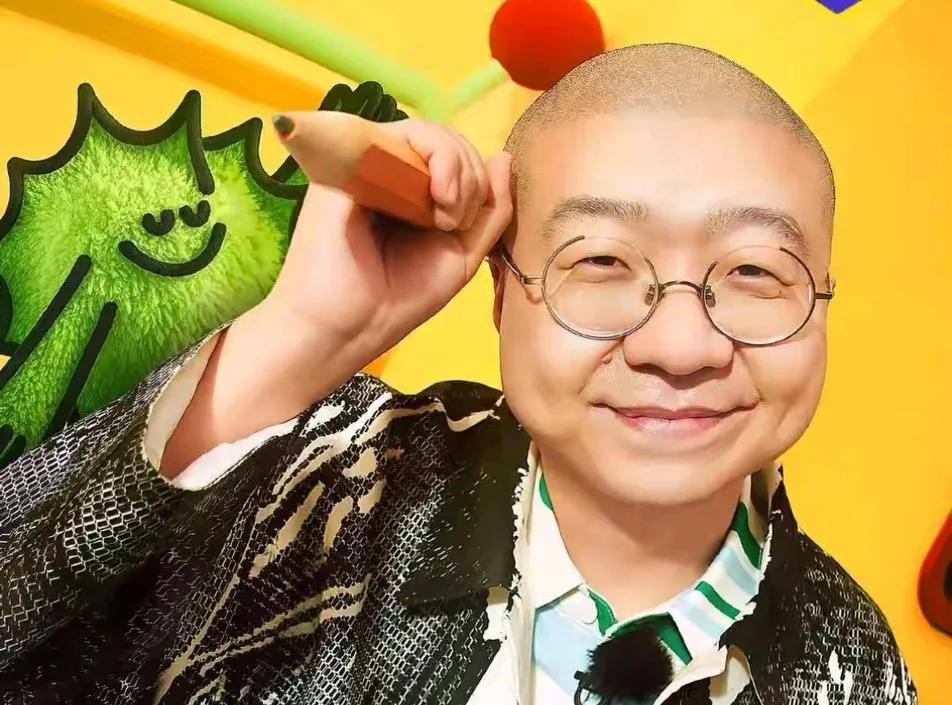 李诞又复出了。参加了两个综艺。
可能是他的小卖部不赚钱了吧。又或许他突然觉得人间