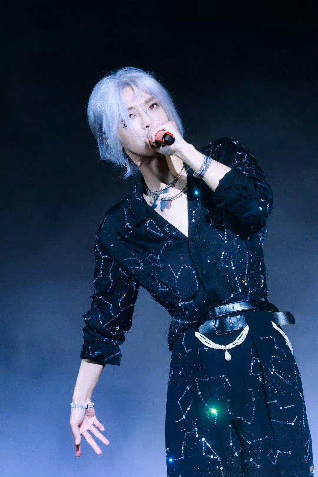 华晨宇 我一场不去就出大事了 华晨宇的演唱会每一场都有独特的惊艳，创意舞台和灯光