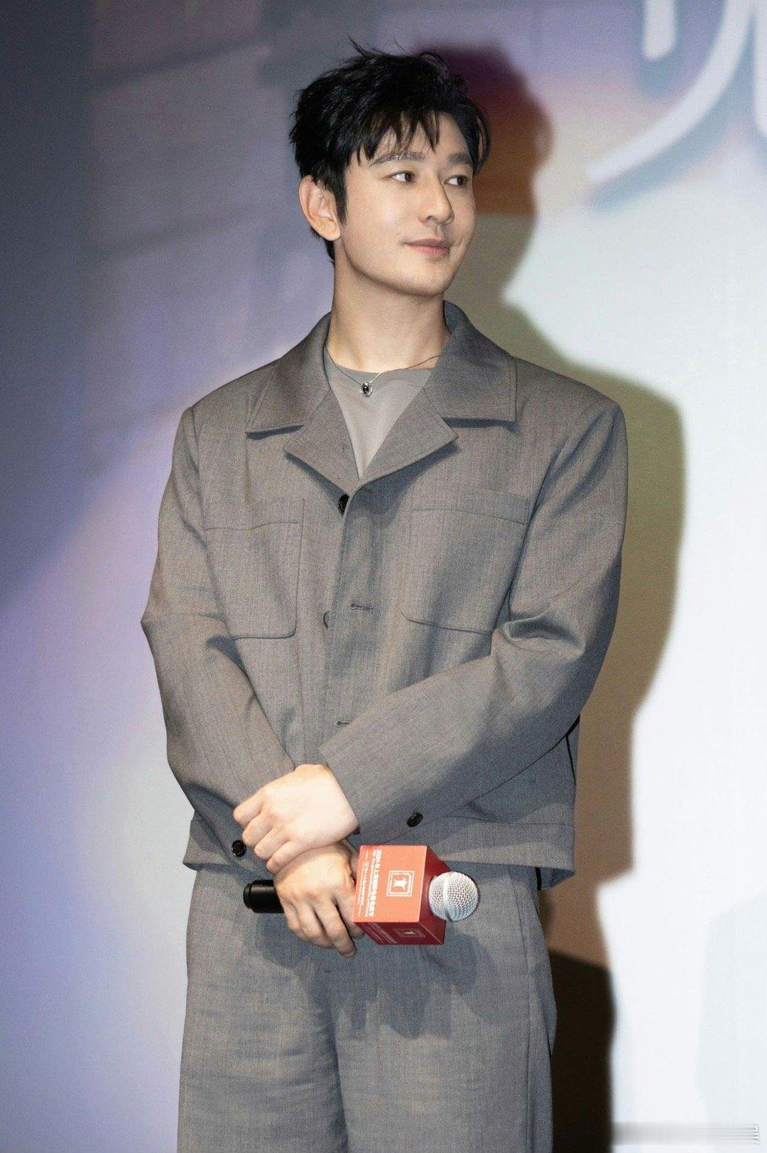 黄晓明这次在《阳光俱乐部》里演得真的太棒了！他饰演的那个智力低下的中年男人，简直