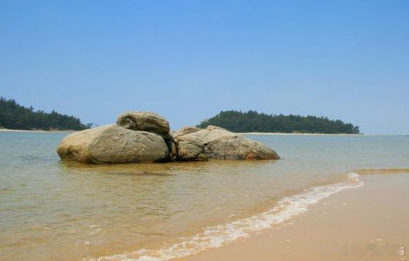 【马尾岛】马尾岛位于闸坡西南方，海底平缓、沙质优良，有“海水大浴缸”之称。在马尾