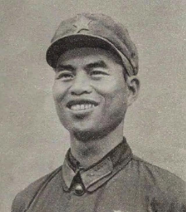 1979年，我军连长打了胜仗后，趁着休息时间写总结，这时，翻译押了一个越南女兵走