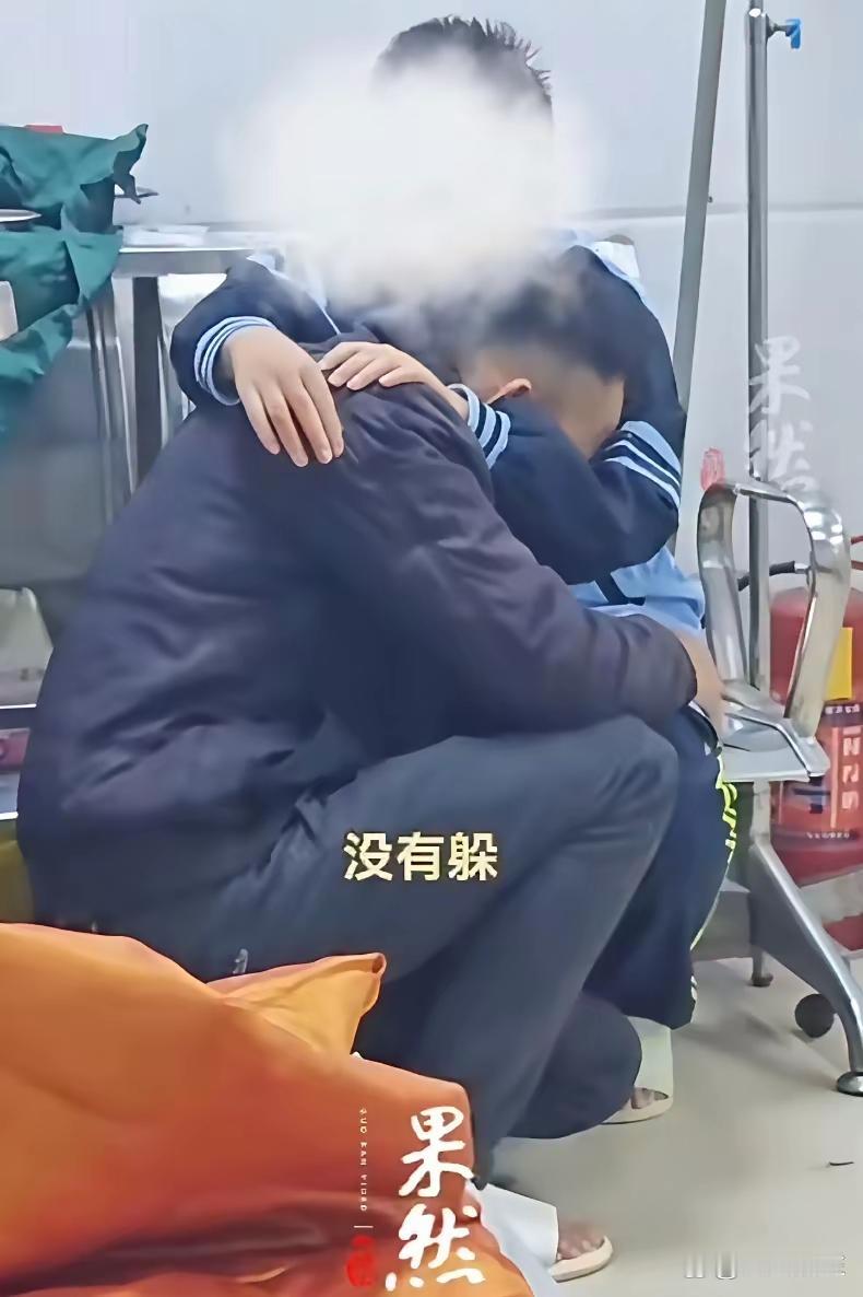 这样懂事的孩子真令人心痛！
鲜红的十分试卷摊在桌上，父亲的怒火瞬间冲昏了头脑。一