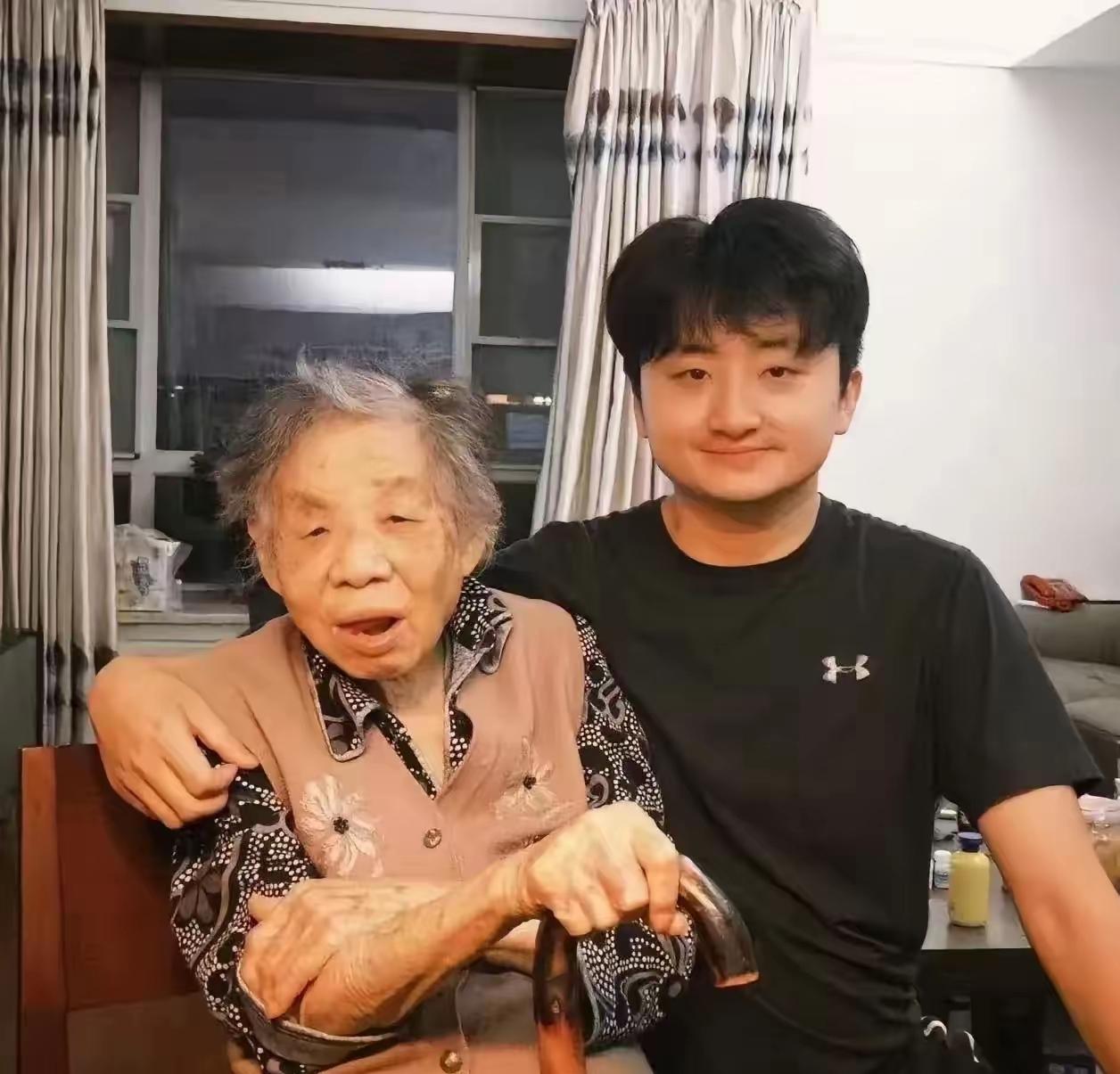 笑死了！一大学生放假在家无所事事，父亲干脆安排他去照顾97岁的奶奶，还按天发工资