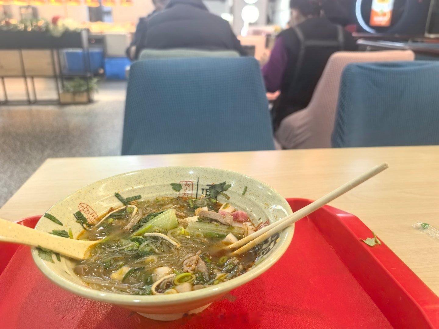 公司楼下食堂吃碗牛杂粉丝汤，旁边桌的大姐已经在讨论春节放假的事情了，“年”要来了