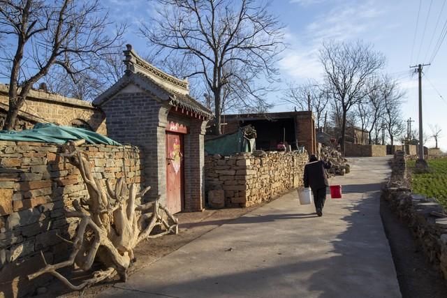 母在我很小的时候就离婚了，小学还没毕业的时候，我就经常去蹭饭，偶尔的时候被父亲骂